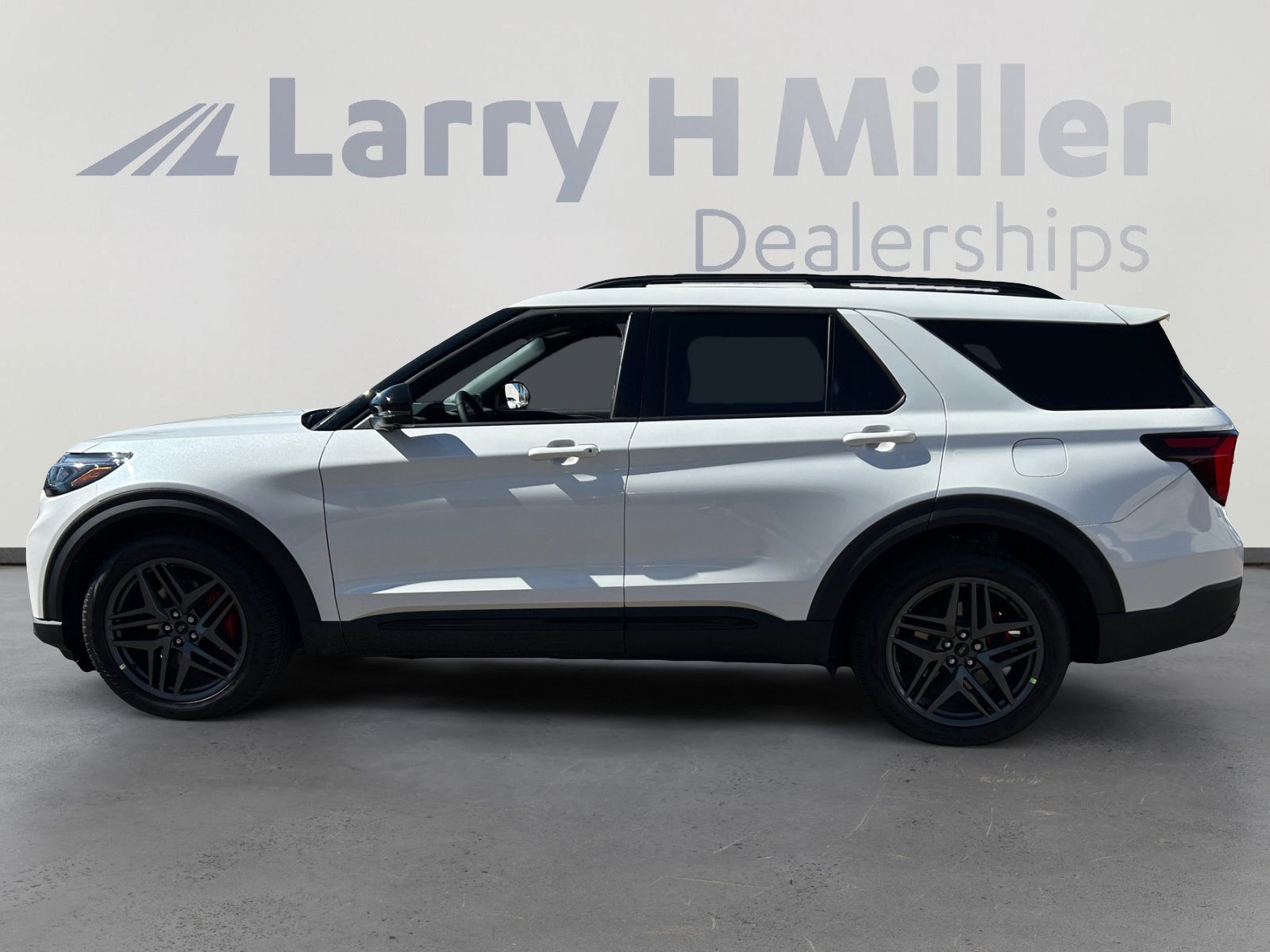 2025 Ford Explorer ST photo 3