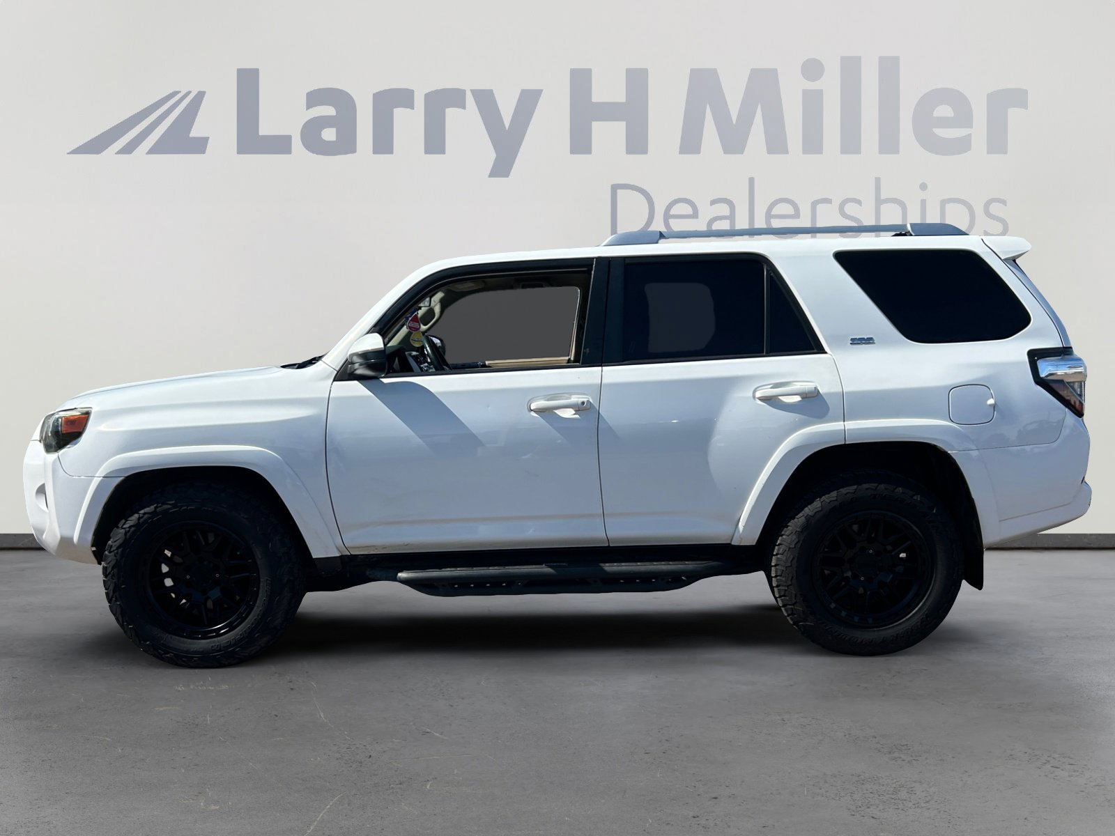 2017 Toyota 4Runner SR5 photo 3