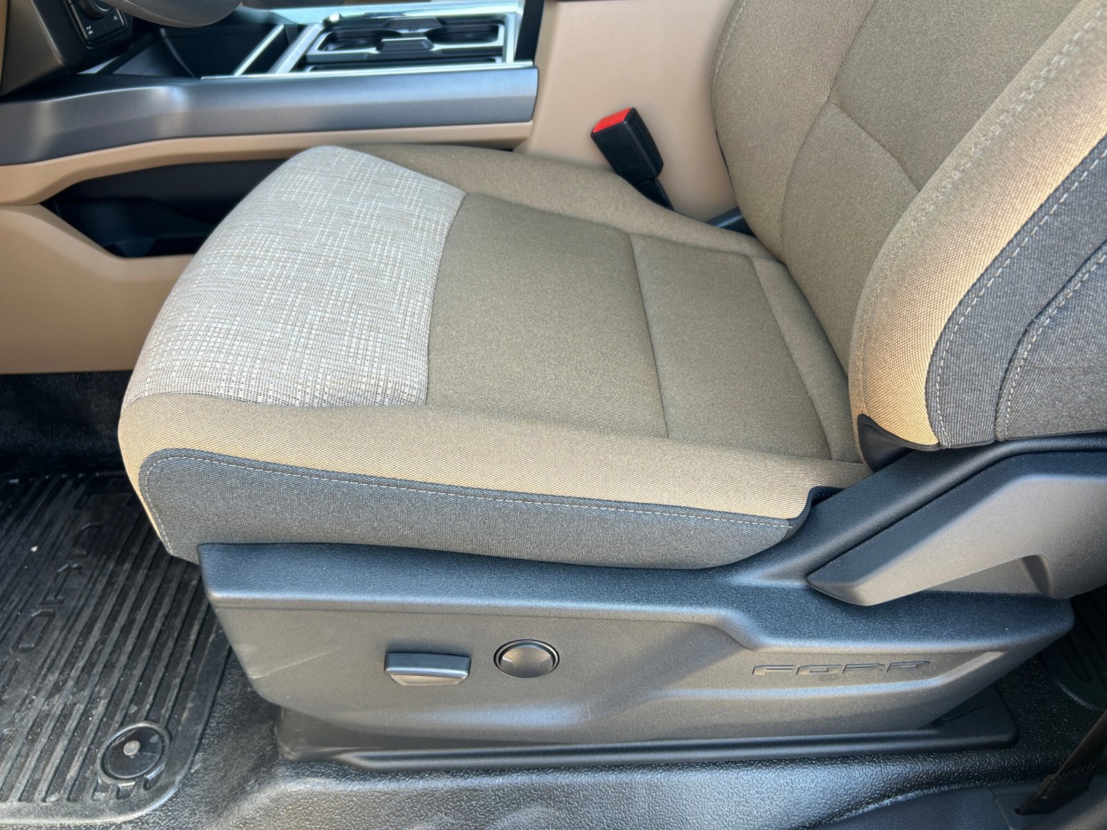 2025 Ford F-350 Super Duty XLT - Photo 16
