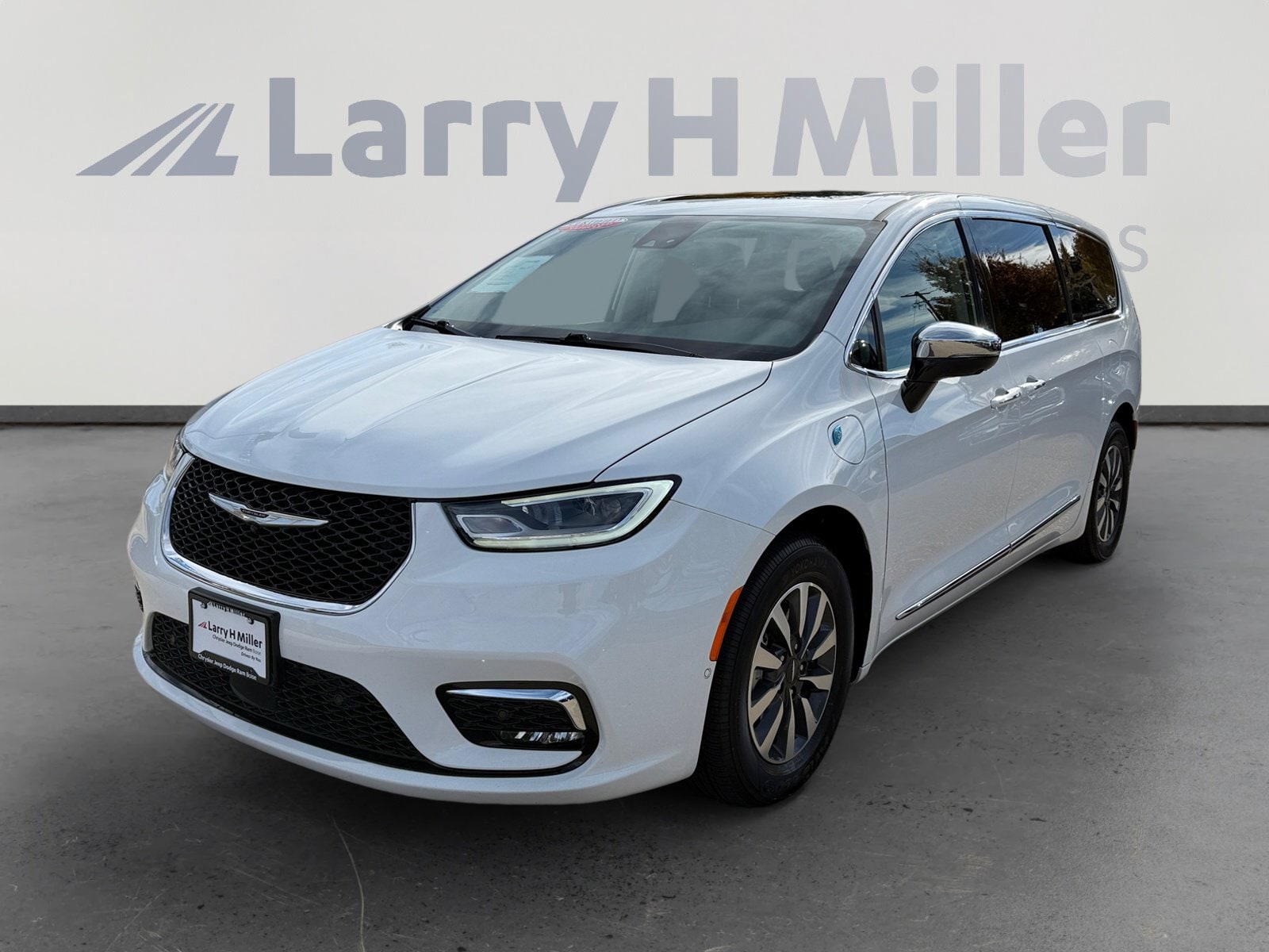 2023 Chrysler Pacifica Hybrid Limited's photo