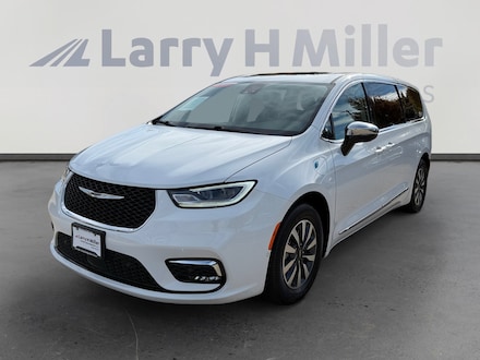 Featured Used 2023 Chrysler Pacifica Plug-In Hybrid Hybrid Limited BIG MPGS! Van Passenger Van for sale near you in Boise, ID