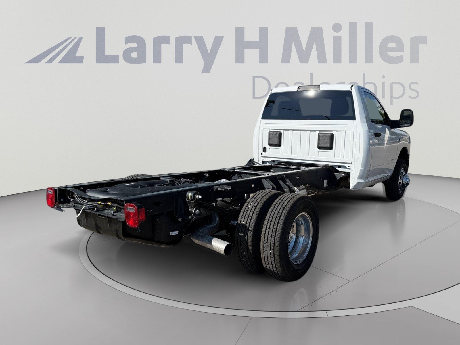 2026 RAM 3500 Chassis Big Horn - Photo 6
