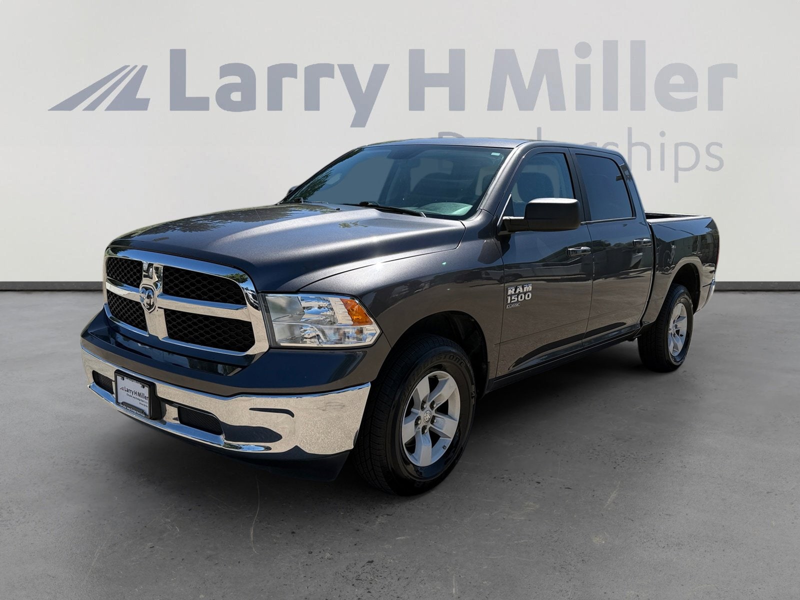 2021 RAM 1500 Classic SLT 4x4 Crew Cab 5'7's photo