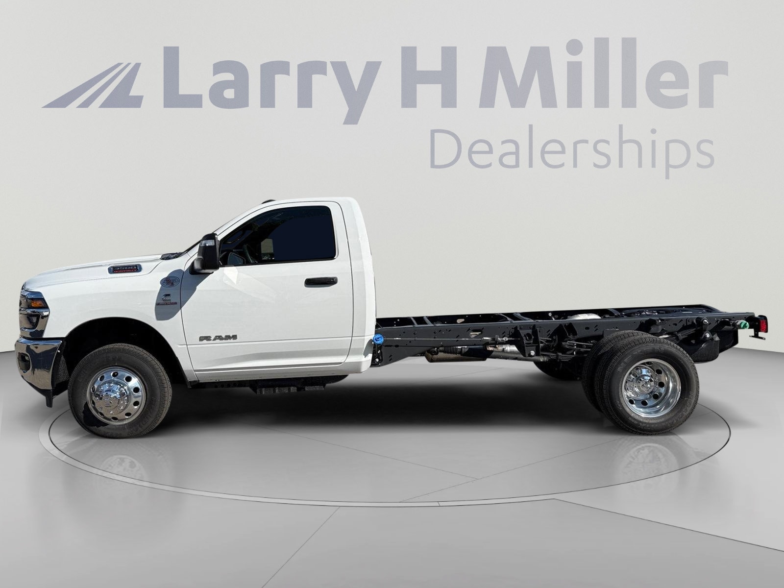 2026 RAM 3500 Chassis Big Horn - Photo 3