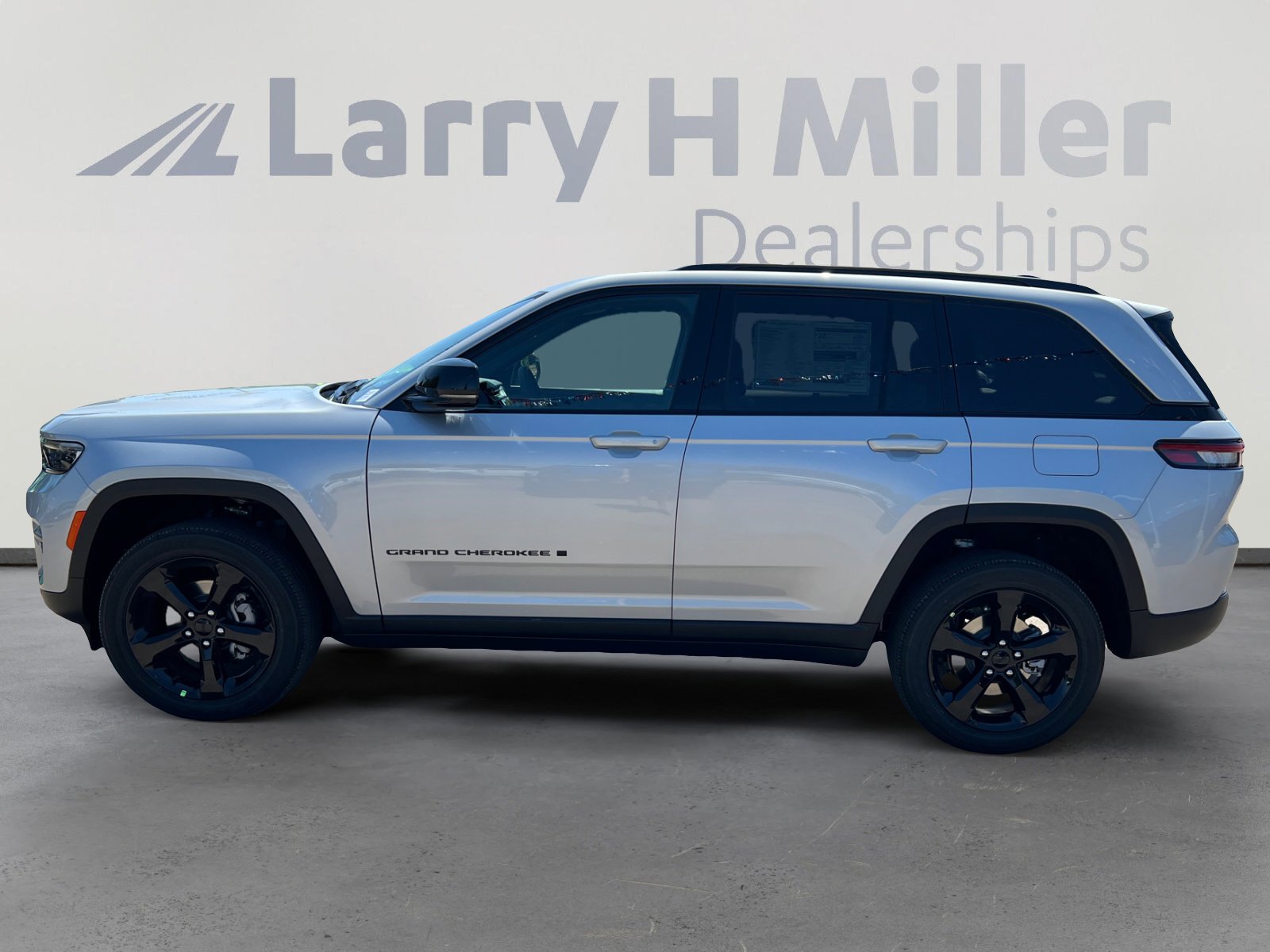 2025 Jeep Grand Cherokee Altitude photo 4