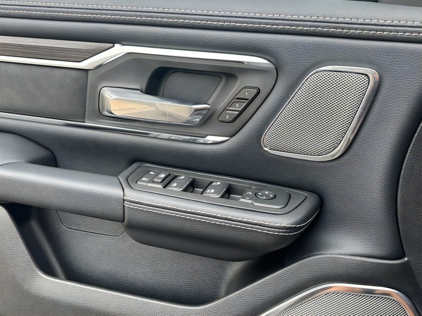 2026 RAM 1500 Laramie - Photo 18