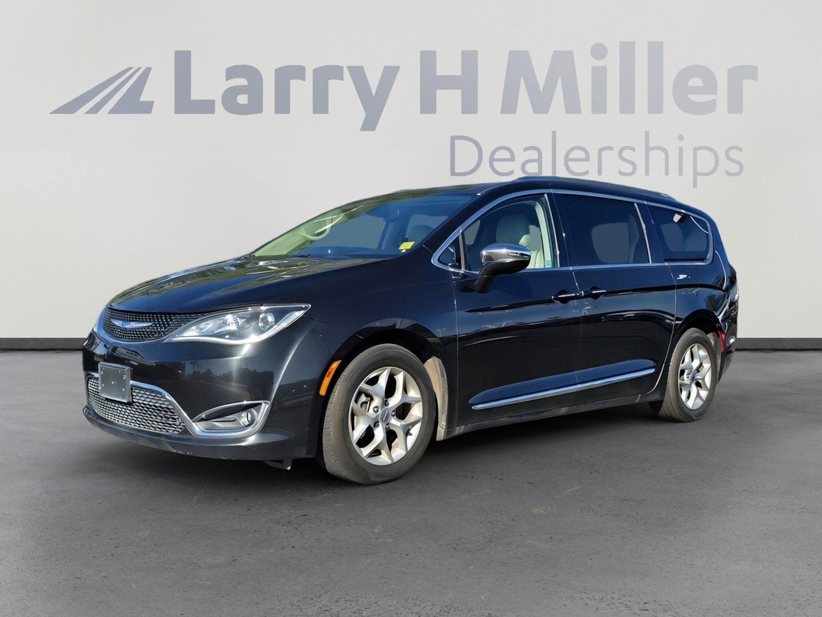 2020 Chrysler Pacifica Limited's photo