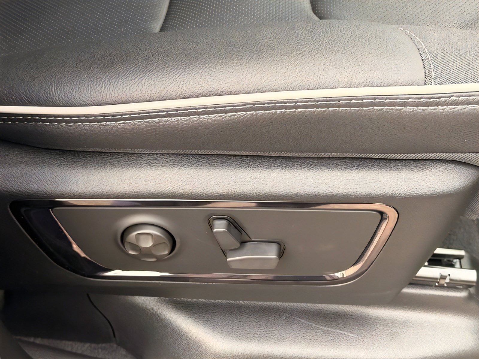 2026 RAM 1500 Limited - Photo 13