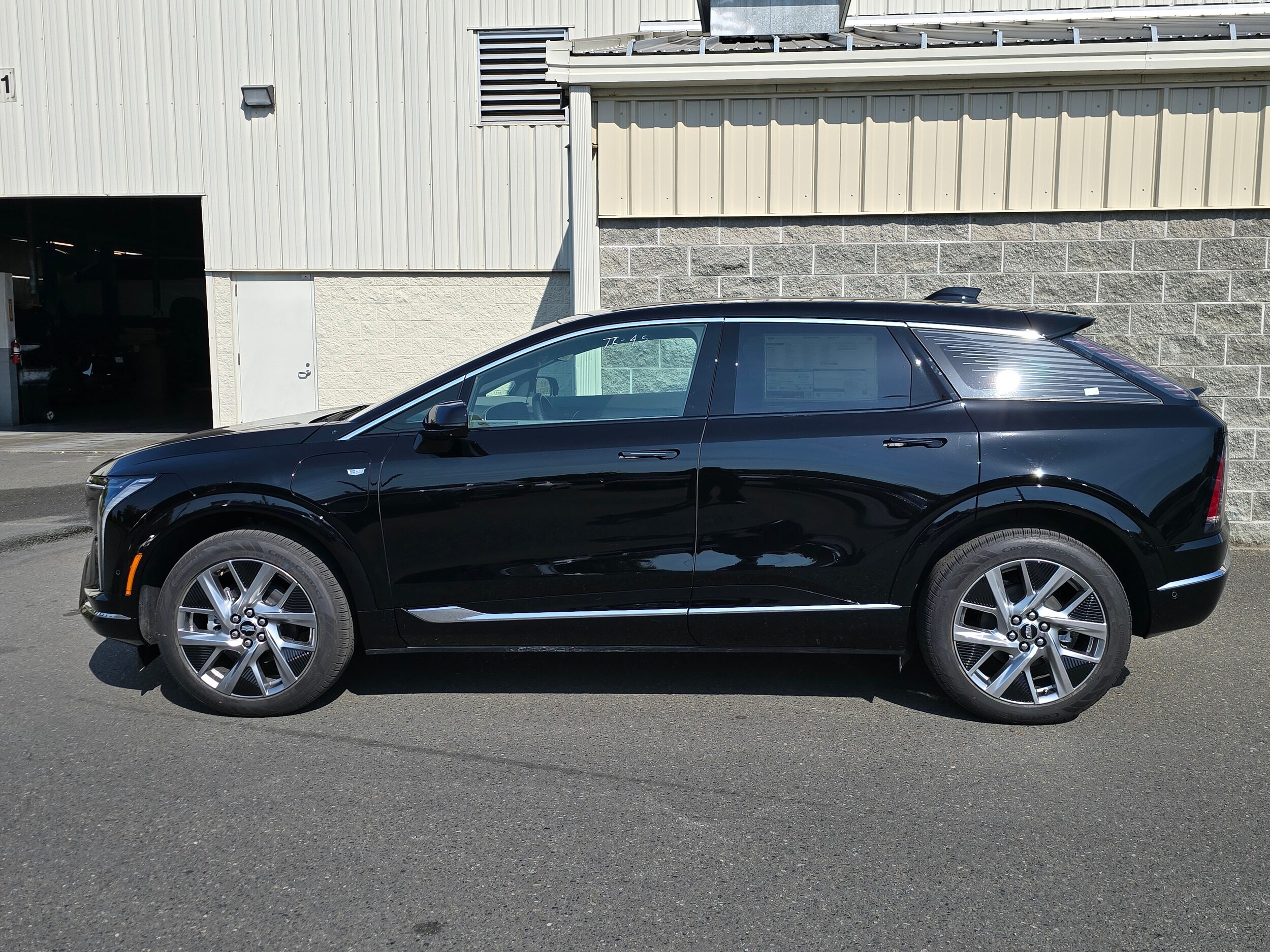 2025 Cadillac Optiq Luxury photo 2