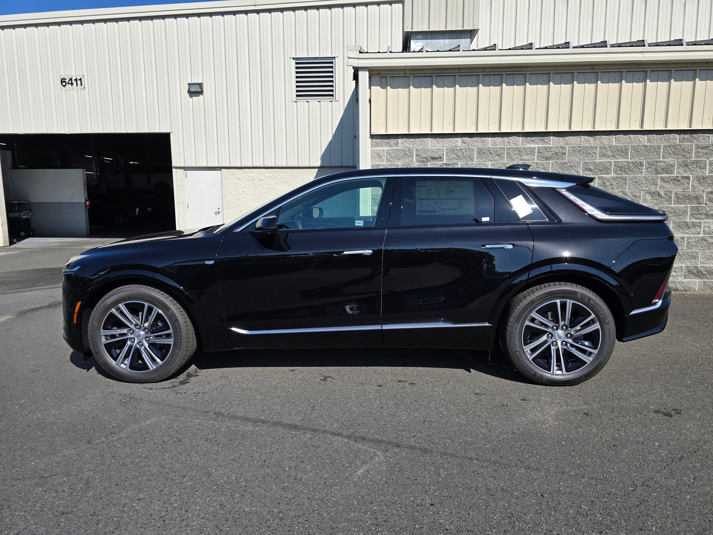 2026 Cadillac Lyriq Luxury photo 2