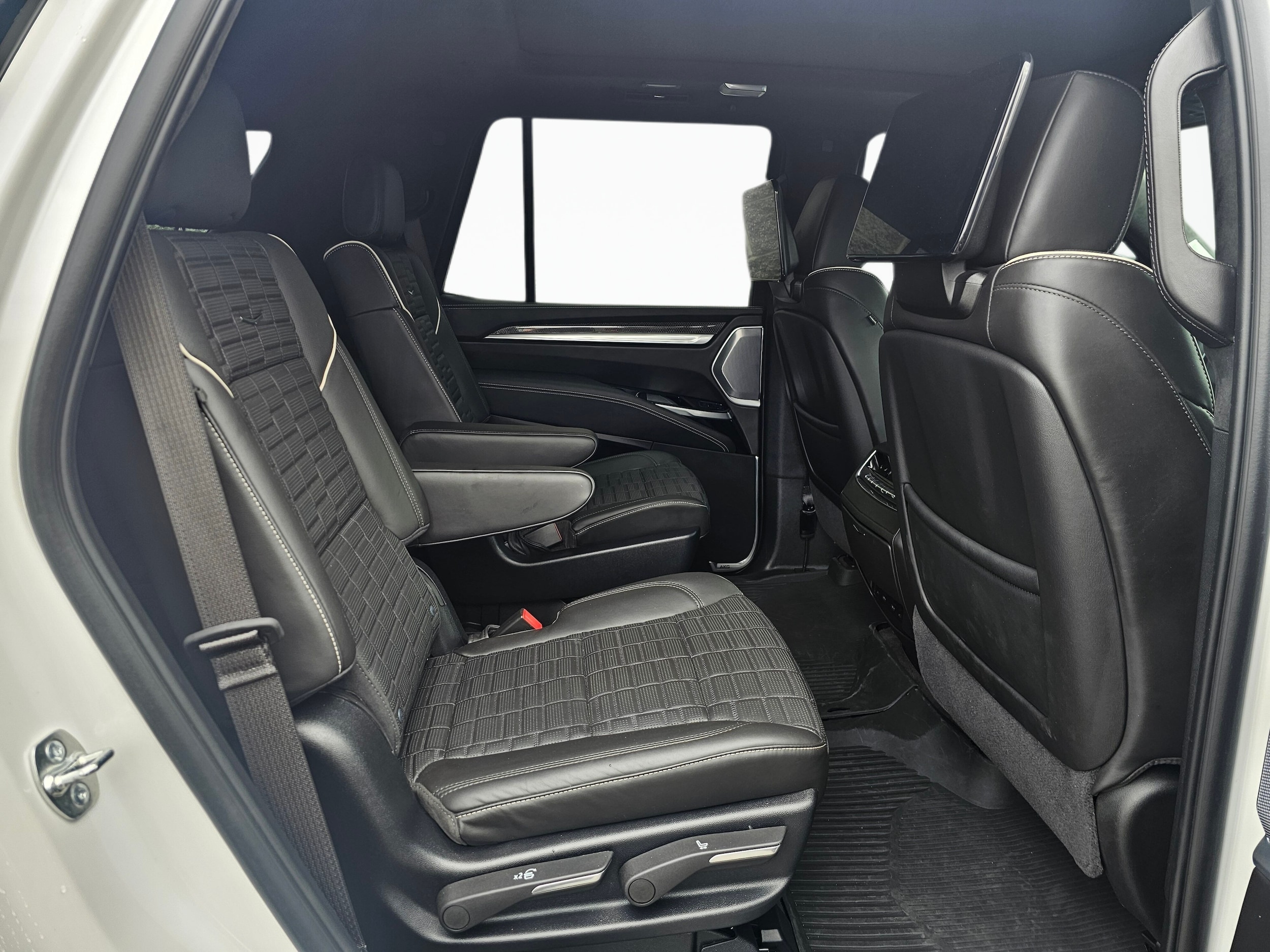 2025 Cadillac Escalade V-Series - Photo 17
