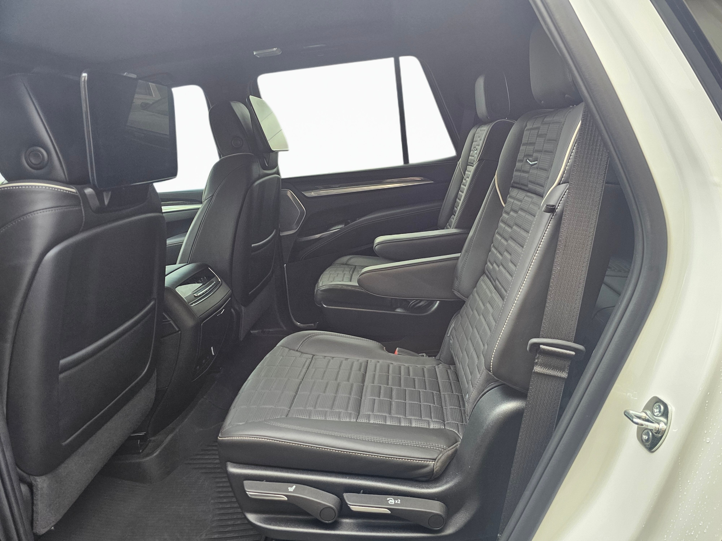 2025 Cadillac Escalade V-Series - Photo 19