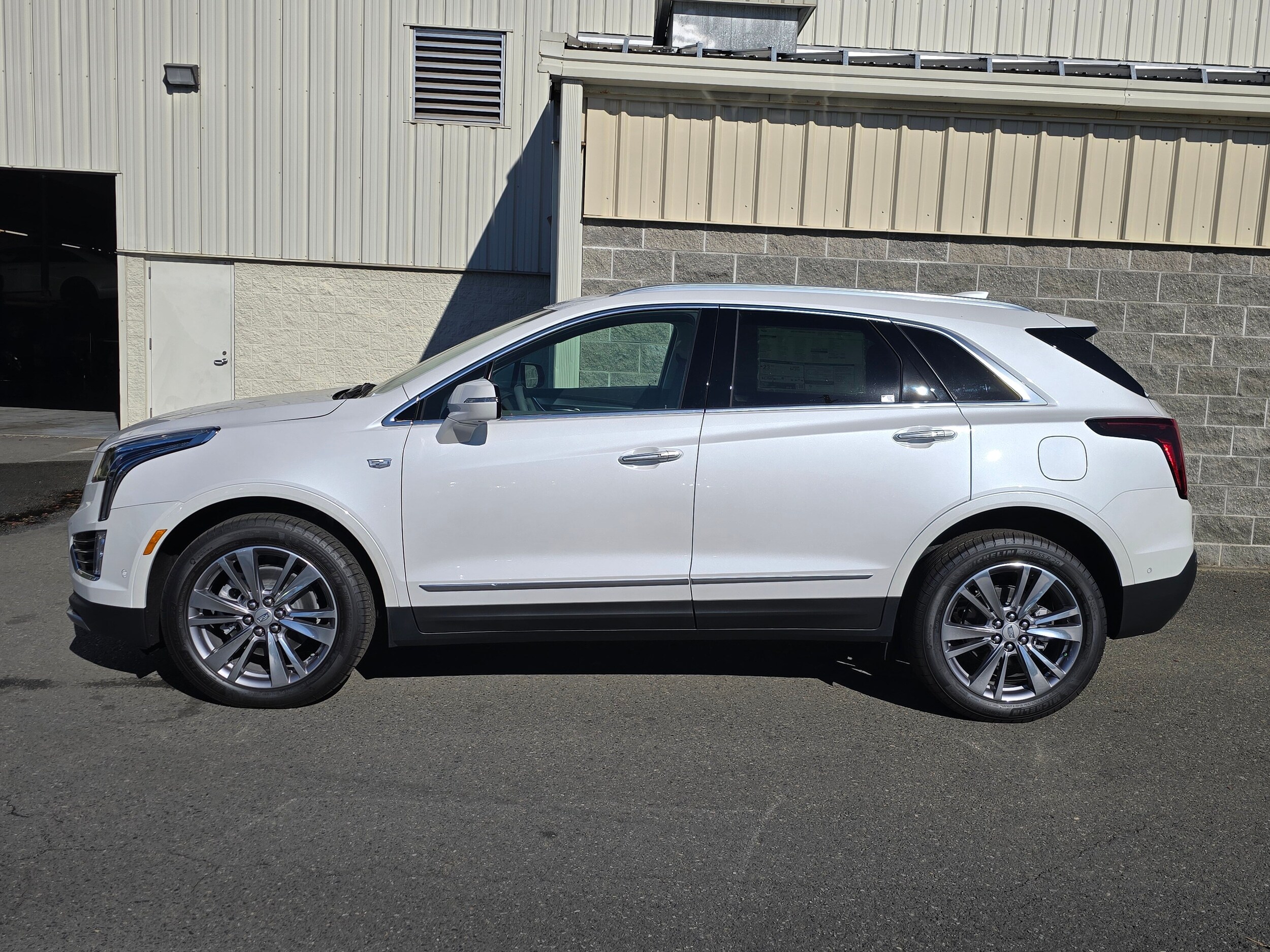 2025 Cadillac XT5 Premium Luxury photo 2