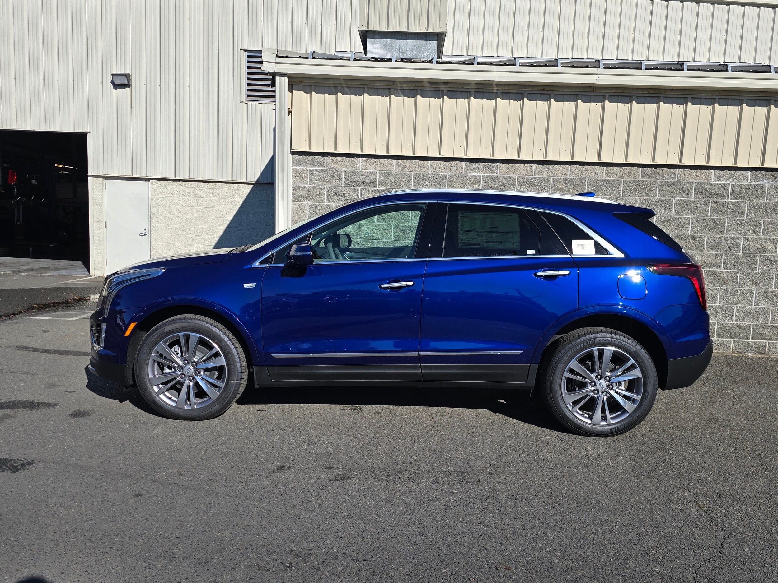 2025 Cadillac XT5 Premium Luxury photo 2