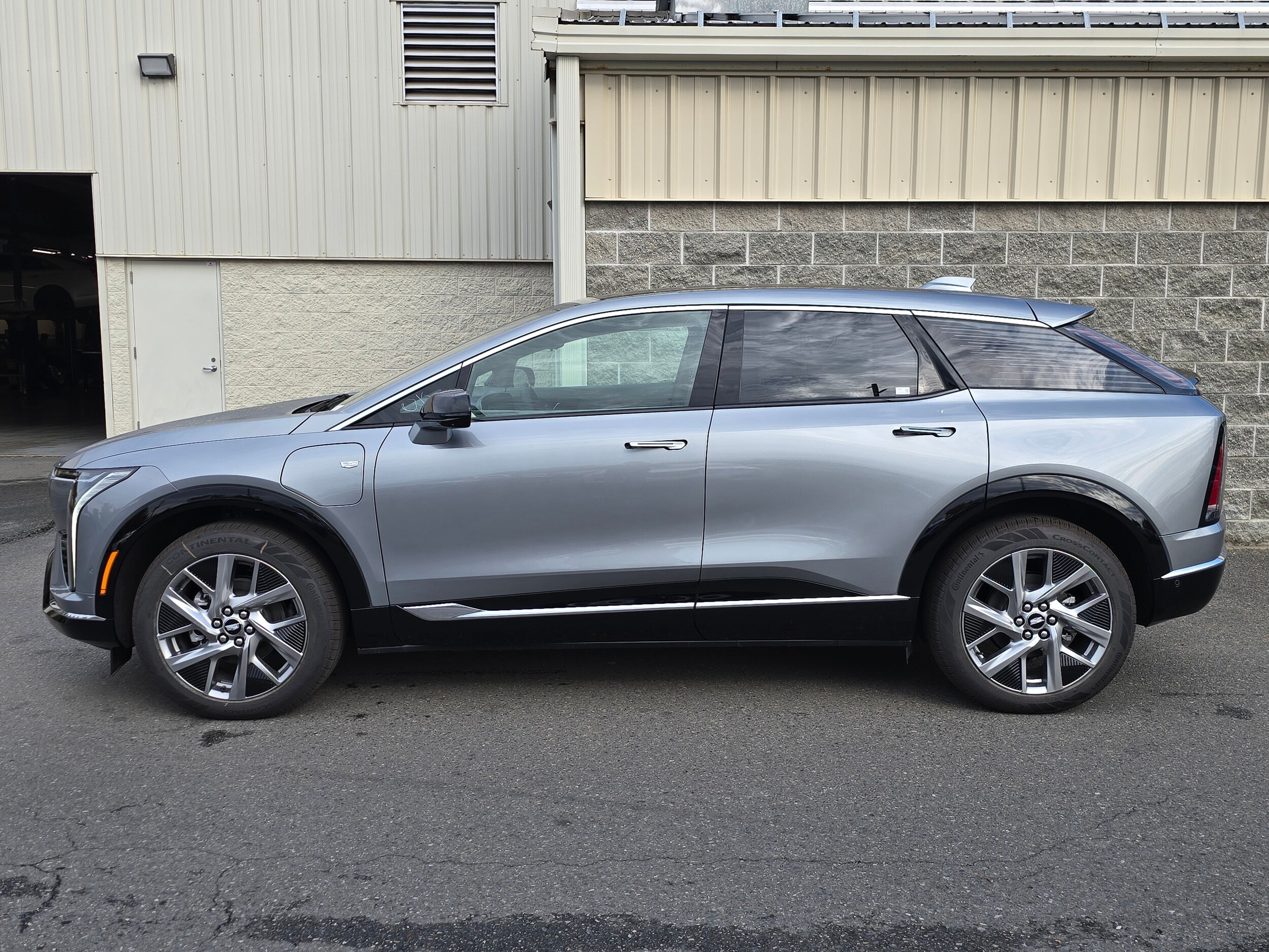 2025 Cadillac Optiq Luxury photo 2