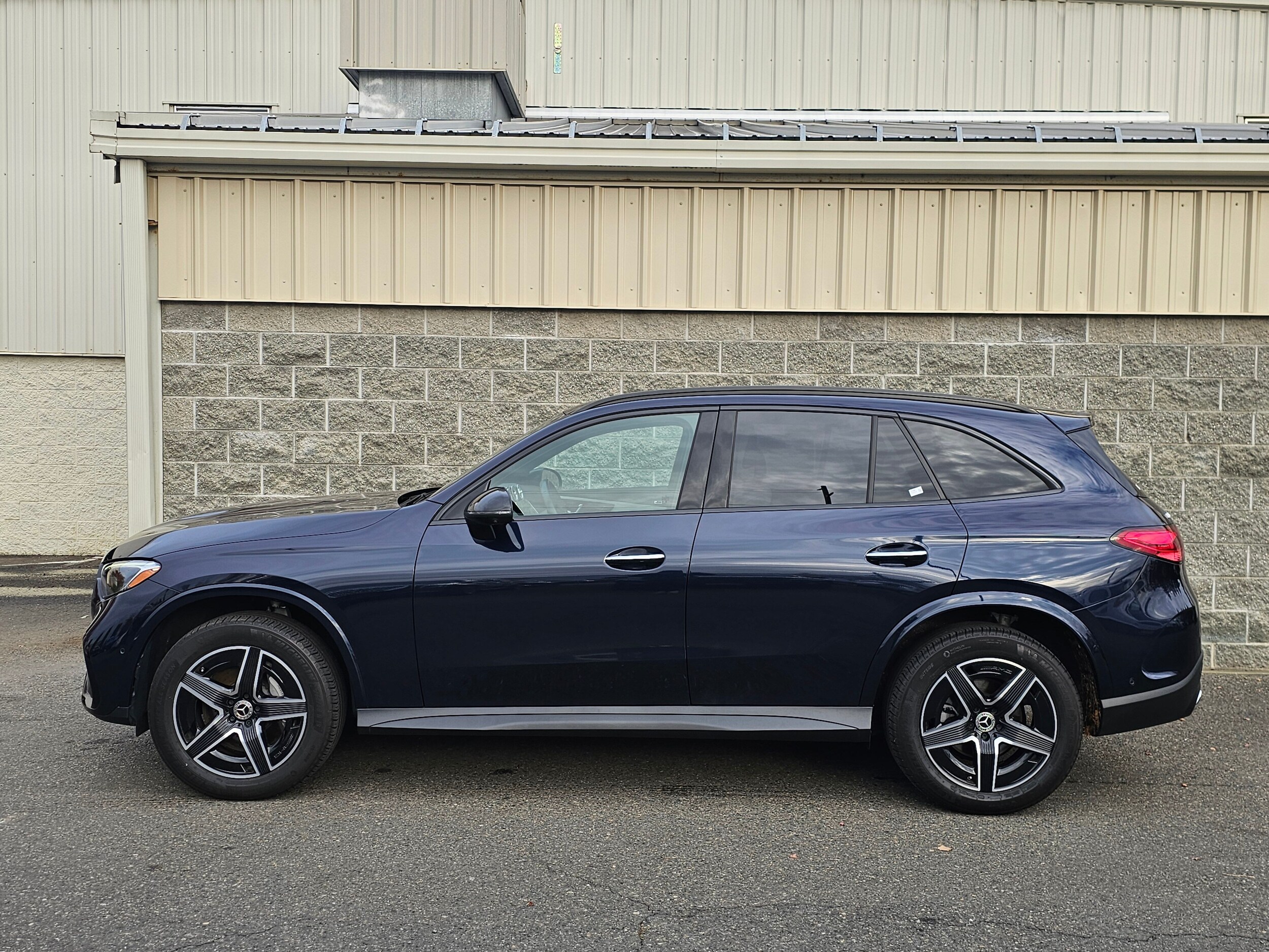 2023 Mercedes Benz GLC 300 4MATIC photo 2