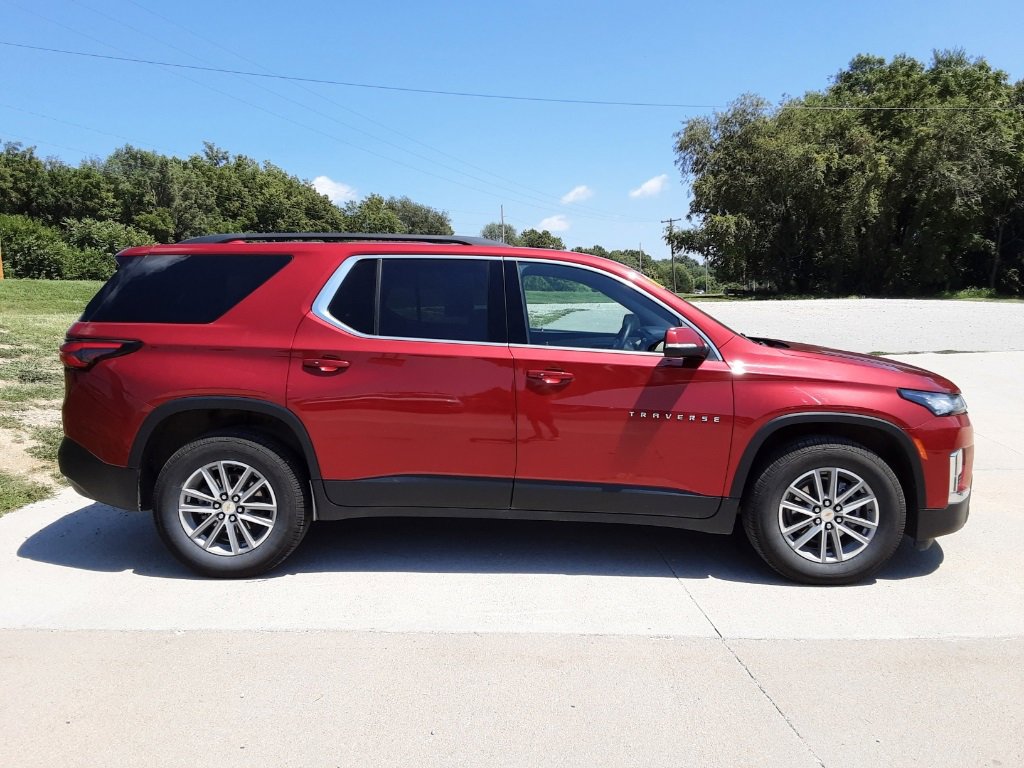 Used 2023 Chevrolet Traverse 3LT with VIN 1GNEVHKW3PJ140370 for sale in Nebraska City, NE