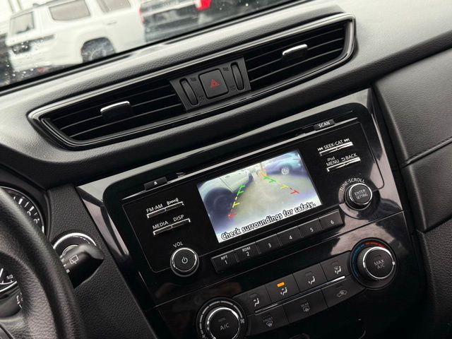 2017 Nissan Rogue SV photo 4