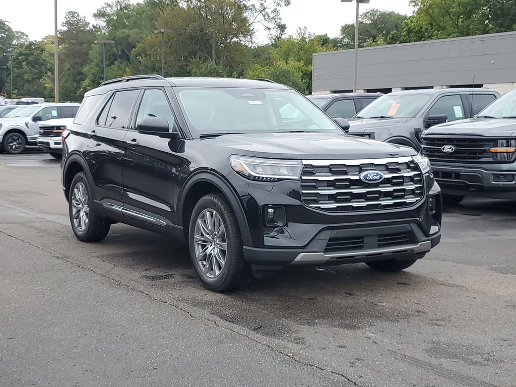 2025 Ford Explorer photo 3