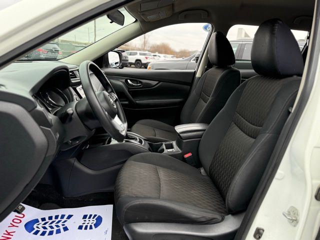 2017 Nissan Rogue SV photo 2