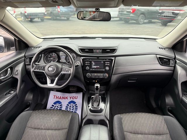 2017 Nissan Rogue SV photo 3