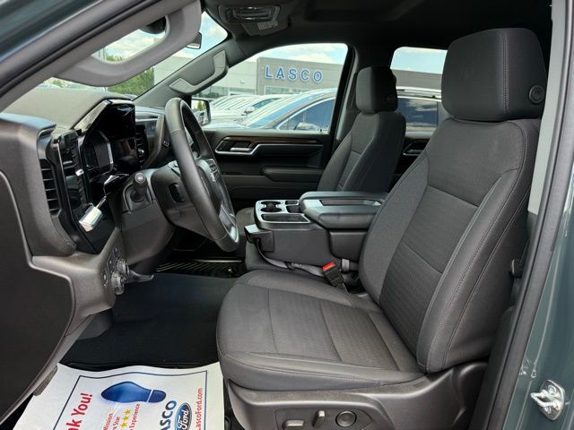 2025 Chevrolet Silverado 1500 LT photo 2