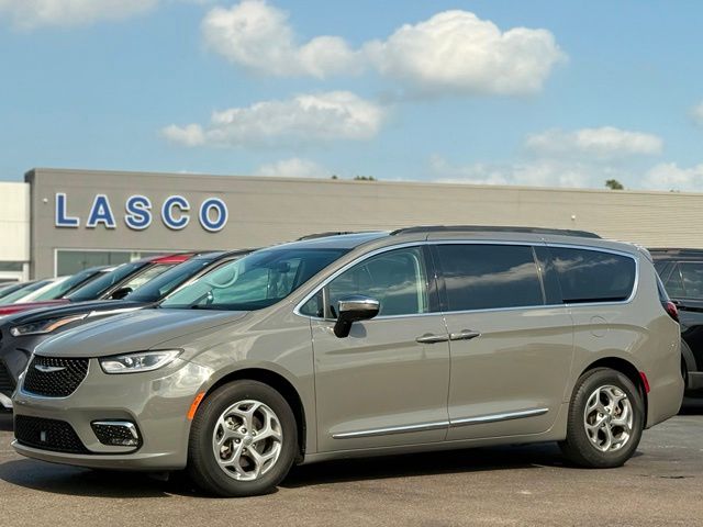 2023 Chrysler Pacifica Limited's photo