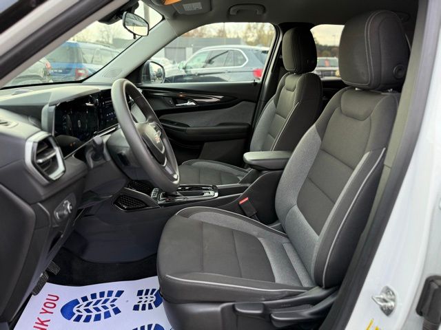 2024 Chevrolet Trailblazer LS photo 2