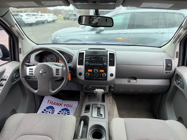 2014 Nissan Frontier SV Crew Cab photo 3