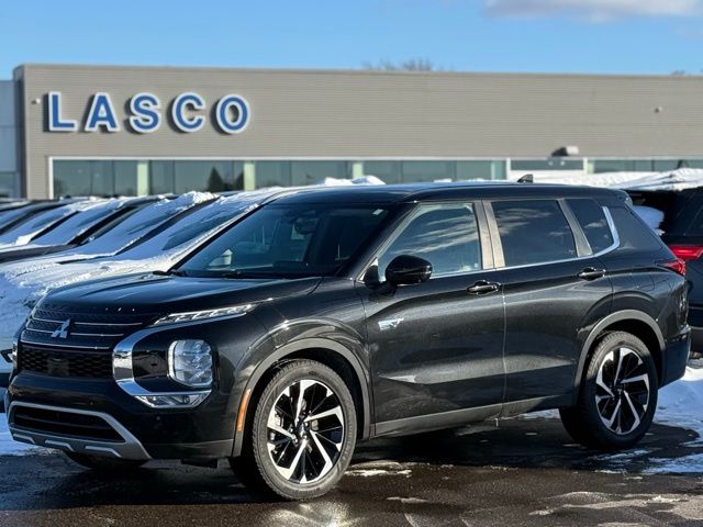 2023 Mitsubishi Outlander Plug-In Hybrid SE's photo