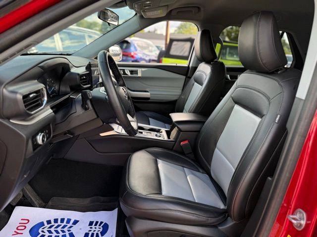 2023 Ford Explorer XLT photo 2