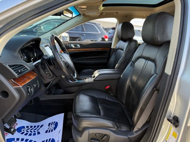 2013 Lincoln MKT EcoBoost photo 2