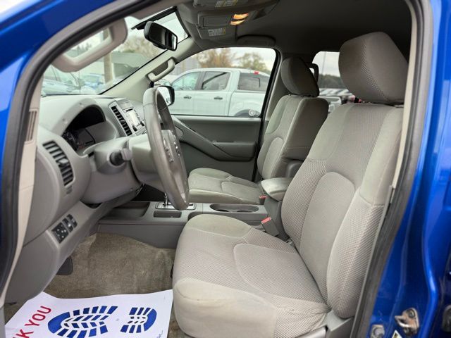 2014 Nissan Frontier SV Crew Cab photo 2