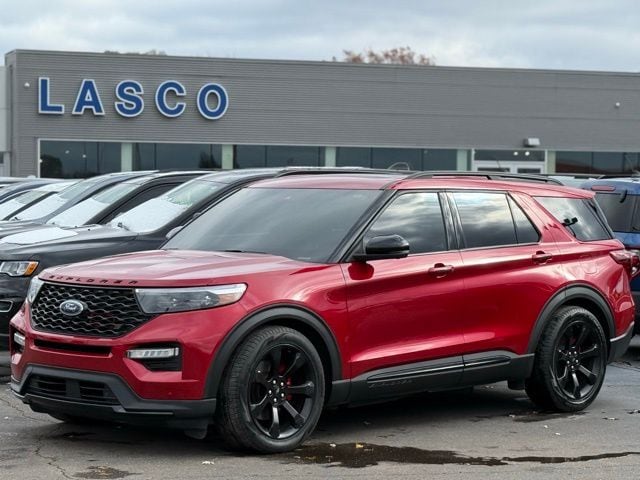 2023 Ford Explorer ST's photo