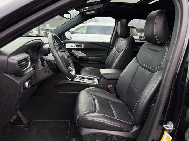 2023 Ford Explorer ST photo 2