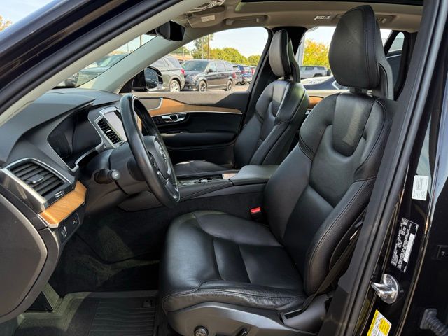 2022 Volvo XC90 T6 Momentum photo 2