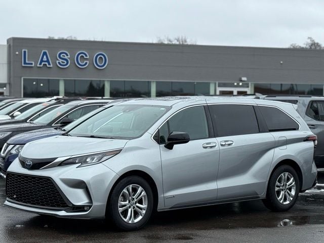 2021 Toyota Sienna XSE's photo