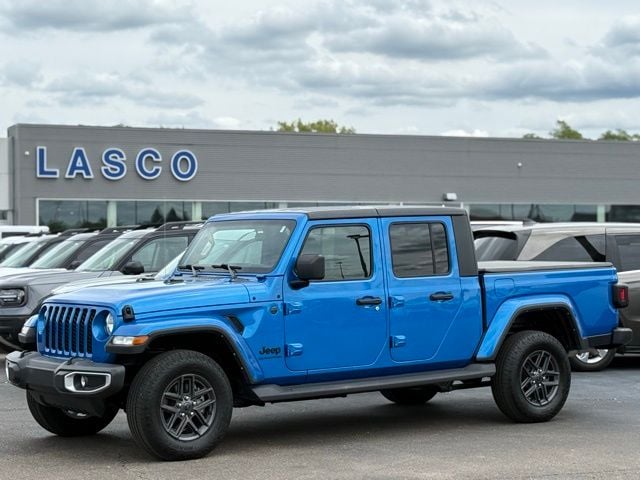 2022 Jeep Gladiator Sport S's photo