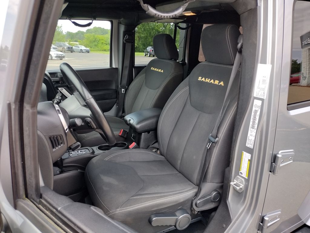 2016 Jeep Wrangler Unlimited Sahara photo 2