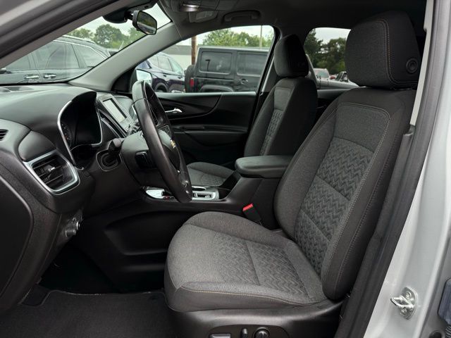 2022 Chevrolet Equinox LT photo 2