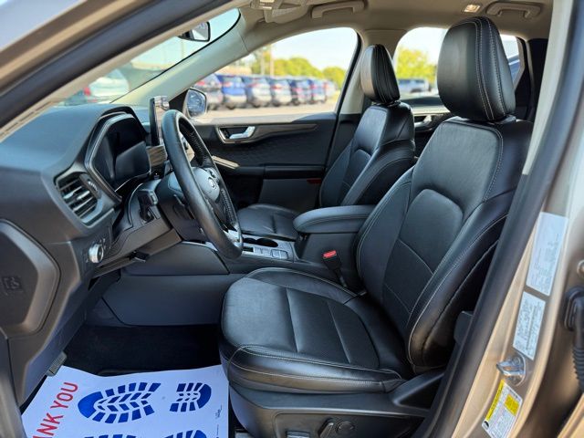 2020 Ford Escape Titanium photo 2