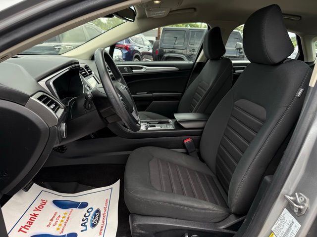 2020 Ford Fusion SE photo 2