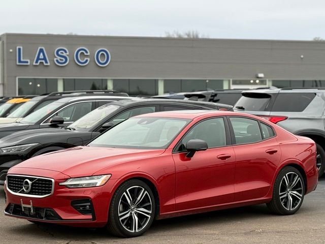 2019 Volvo S60 R-Design's photo