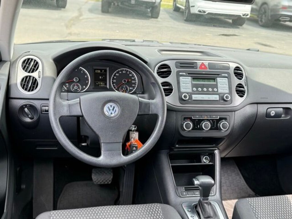 Used 2010 Volkswagen Tiguan SE SUV