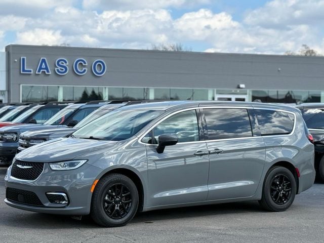 2023 Chrysler Pacifica Touring L's photo