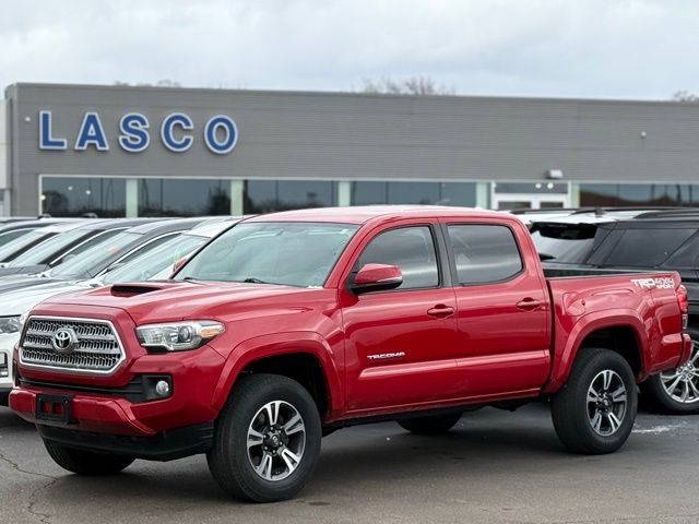2016 Toyota Tacoma SR's photo