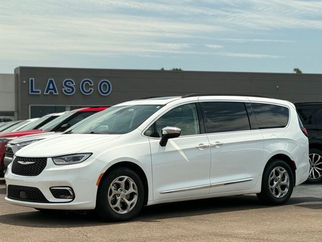 2023 Chrysler Pacifica Limited's photo