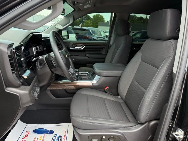 2024 Chevrolet Silverado 1500 LT photo 2