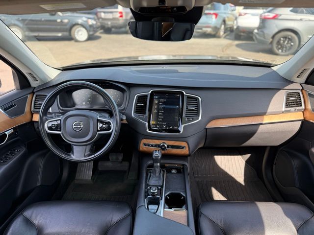 2022 Volvo XC90 T6 Momentum photo 3