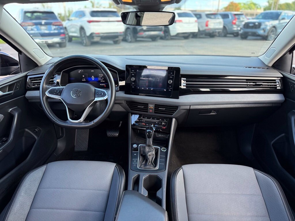 Certified 2025 Volkswagen Jetta 1.5T SE Sedan
